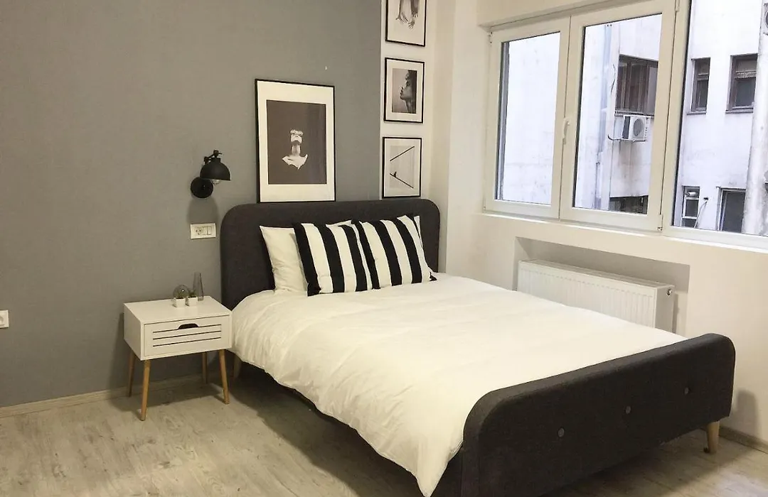 Perfect Home: Cozy 2Br Apt & Balcony-1